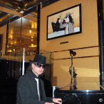 Dem Meister ganz nah: Lindenberg-Double Karsten Bald am Klavier in der Atlantic-Hotelbar, Hamburg
