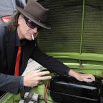Vor der Fahrt zum Musical 'Hinterm Horizont' checkt Udo Lindenberg Double Karsten Bald den Trabbi-Motor