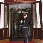 Vor der Tür zum weißen Schloss: Udo Lindenberg Double Karsten Bald vor dem Atlantic Hotel in Hamburg