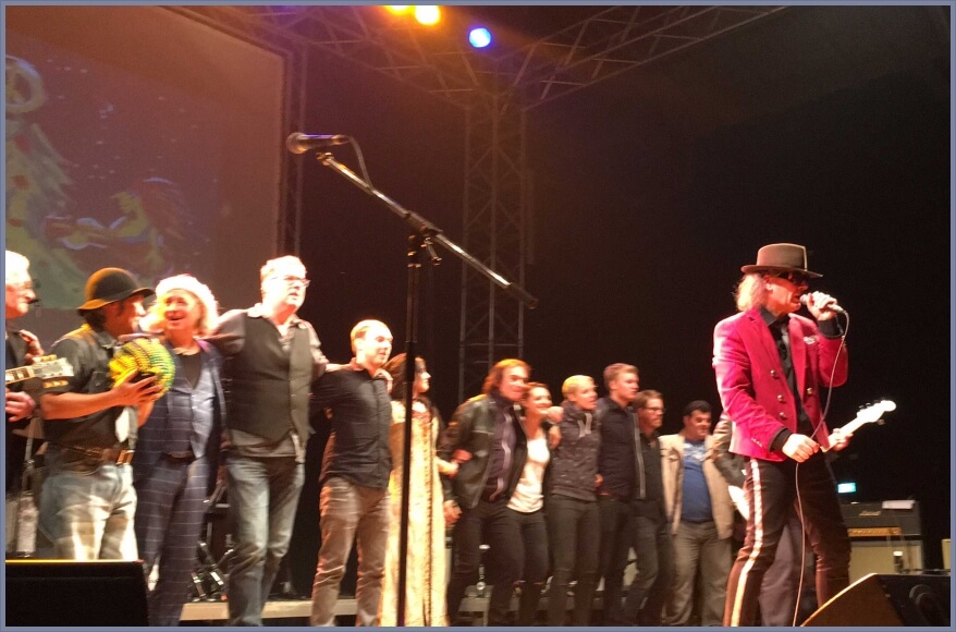 Das Finale von Weihnachten a la Panik 2017, Bild 3 / 4: Alle auf der Bühne zusammen mit Udo Lindenberg Double Karsten Bald